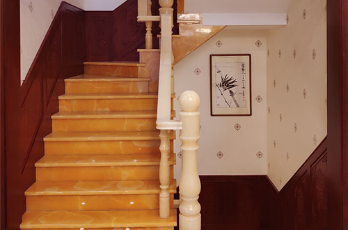 息县中式别墅室内汉白玉石楼梯的定制安装装饰效果